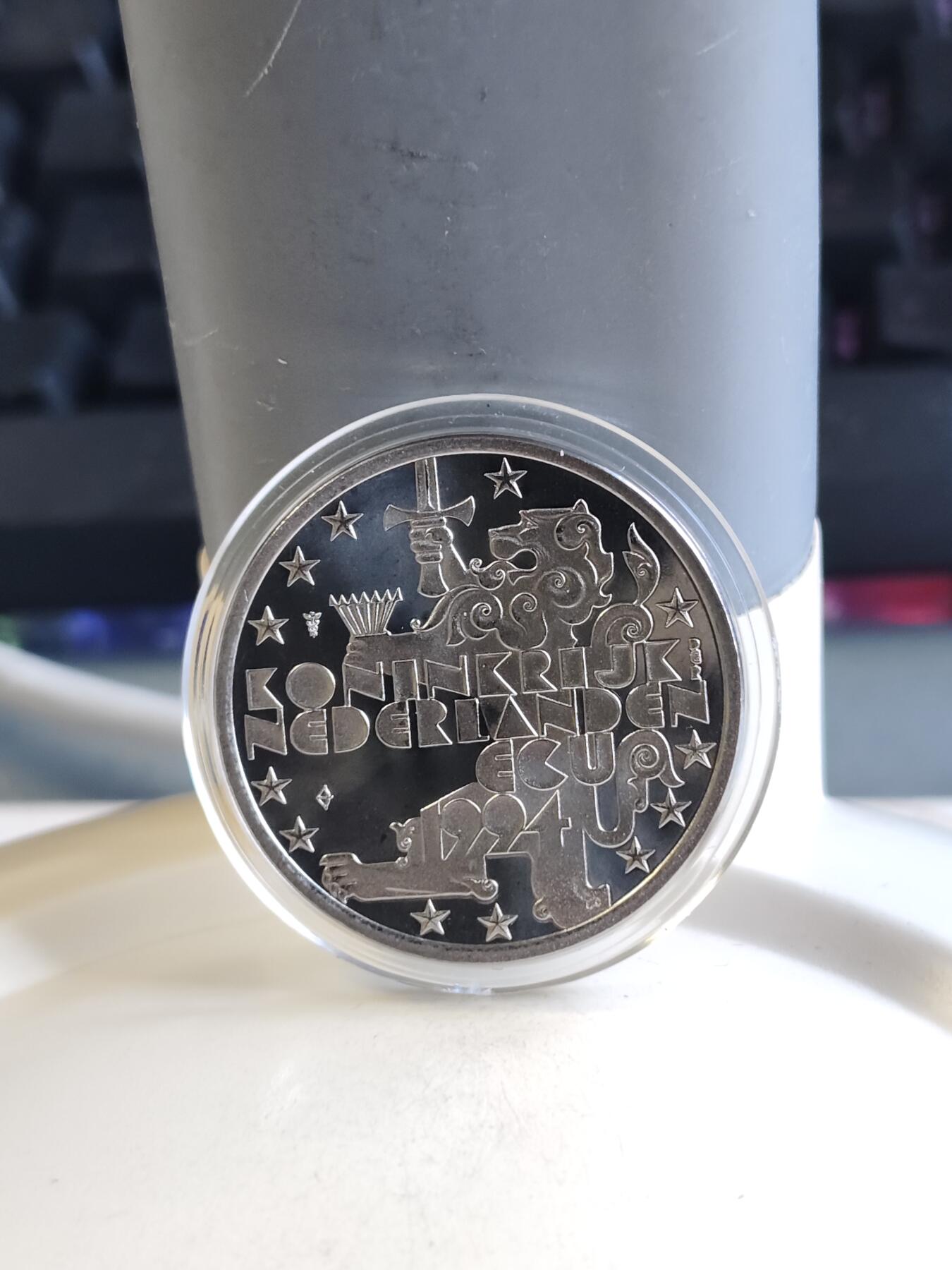 第171期拍卖【长期征集拍品】 荷兰1994年荷兰消防塔铜镍纪念币，塑料盒有裂痕