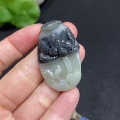 新疆和田玉青花籽料莲花吊坠