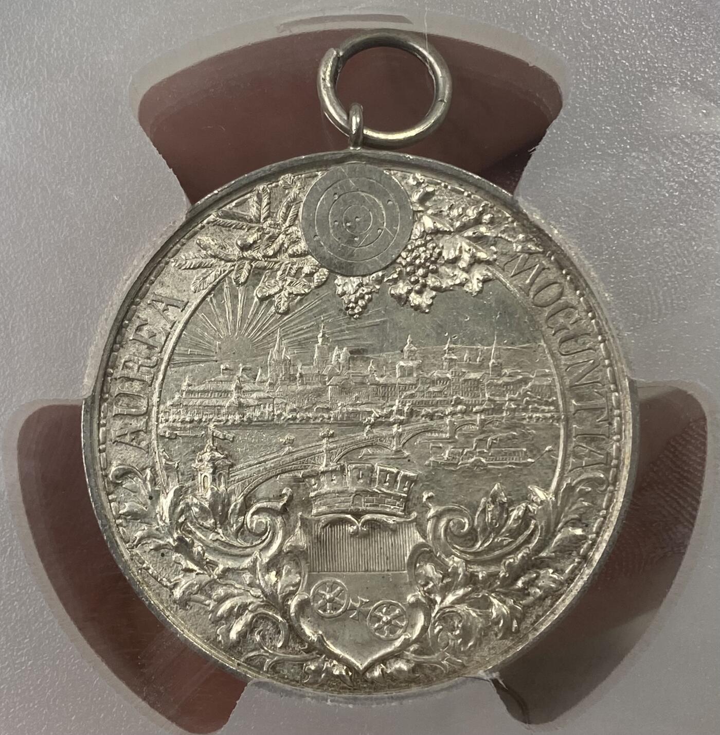万国钱币拍卖第051期 PCGS SP63 1894年德国美因茨第十一届联邦射击节纪念大银章 经典景观题材德射 超赞银霜镜面少女与城市景观的完美结合 高点完美