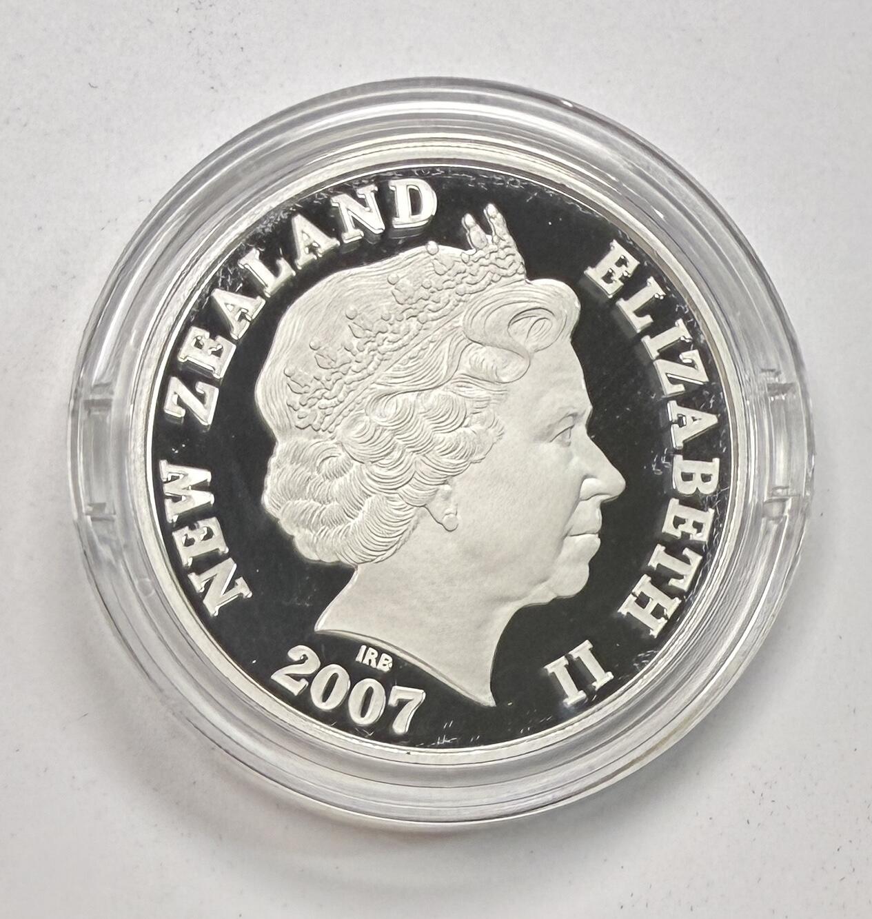 S&S Numismatic世界钱币-拍卖 第113期  新西兰2007年 库克山 1新西兰元彩色精制纪念银币 盒证齐全 31.1克999银