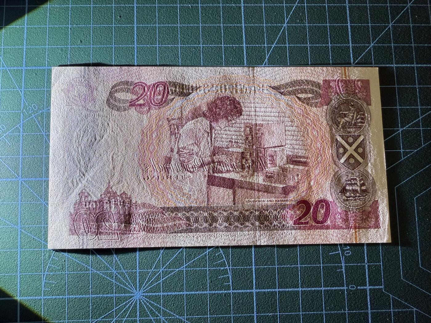 【炜奕收藏】，第四十一期 2004年苏格兰20镑，UNC-品相，水印处有轻微压痕