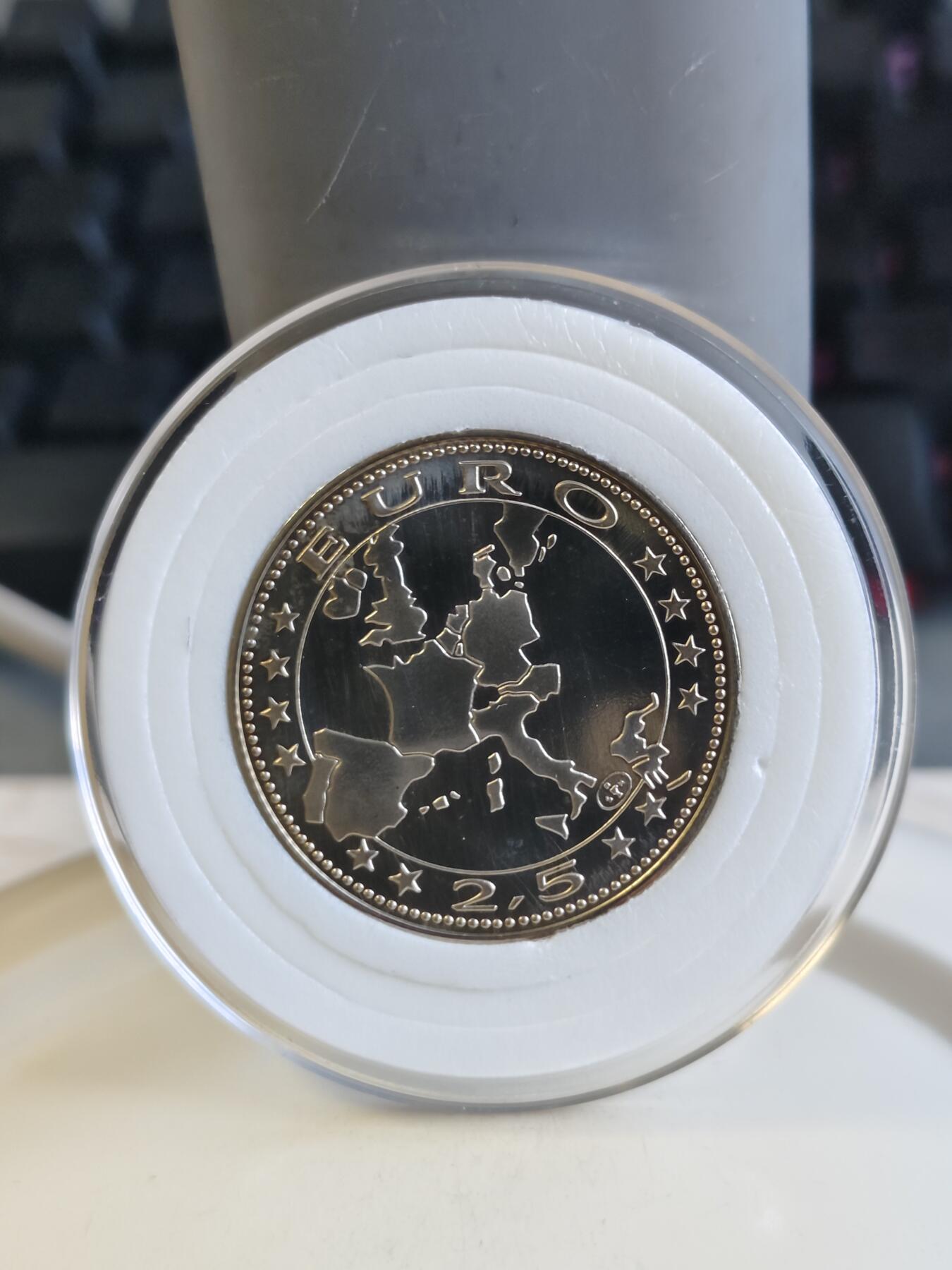 第171期拍卖【长期征集拍品】 国外英雄在河山抗洪纪念章，13.11克，直径31毫米