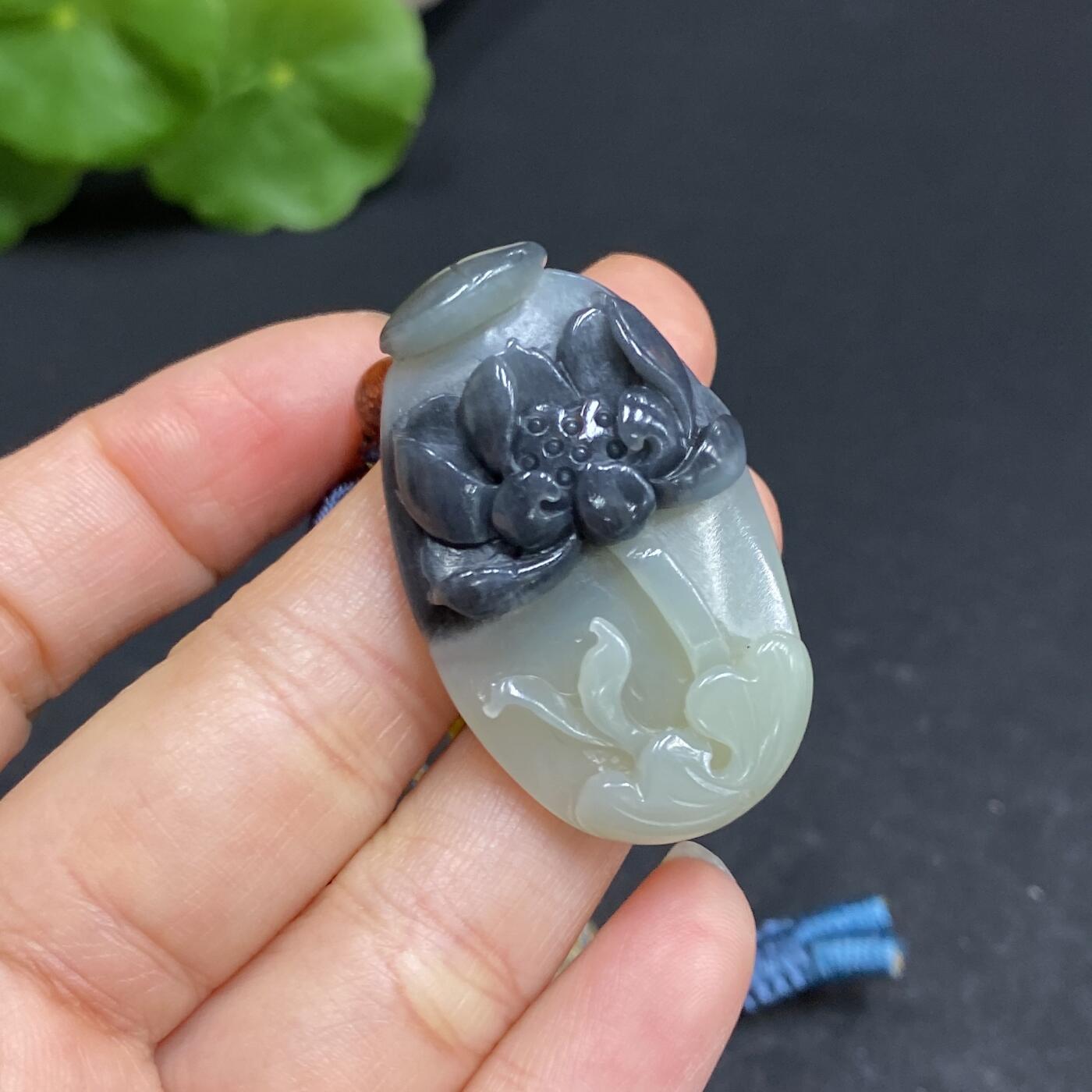 新疆和田玉青花籽料莲花吊坠