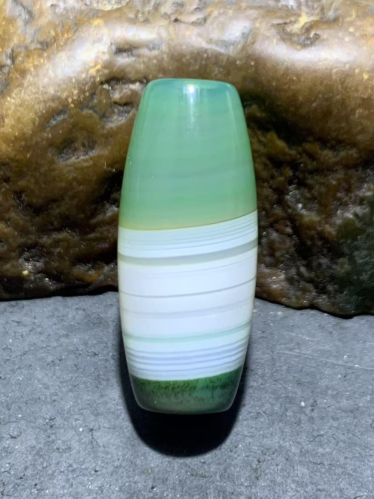 精美冰透高玉化瓷白绿双色缠丝玛瑙桶珠一颗。！