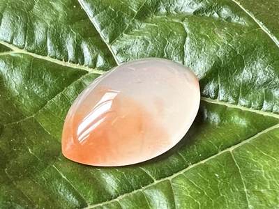 零元拍：南红玛瑙冰飘戒面，底部有一处小隐裂，镶嵌后看不出来。尺寸：约5.4克，32/15/9MM，凉山联合冰飘料，满荧光，红色飘花非常漂亮颜色以实物为准。拍中即送一斤南红鱼缸练手料，只多不少。 - 零元拍：南红玛瑙冰飘戒面，底部有一处小隐裂，镶嵌后看不出来。尺寸：约5.4克，32/15/9MM，凉山联合冰飘料，满荧光，红色飘花非常漂亮颜色以实物为准。拍中即送一斤南红鱼缸练手料，只多不少。