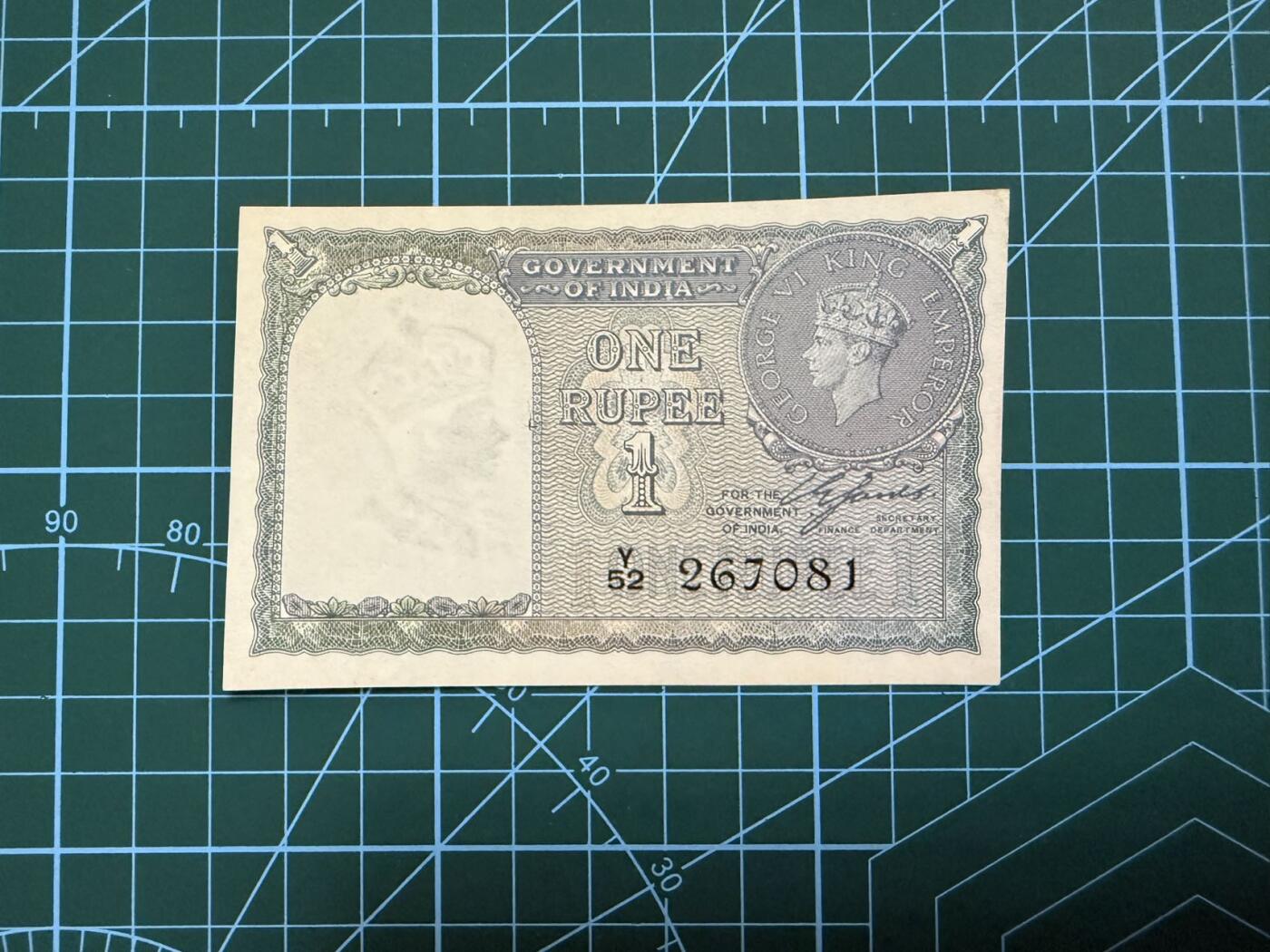 【炜奕收藏】，第四十一期 英属印度1卢比，UNC-品相，水印边有裂口，乔六头像