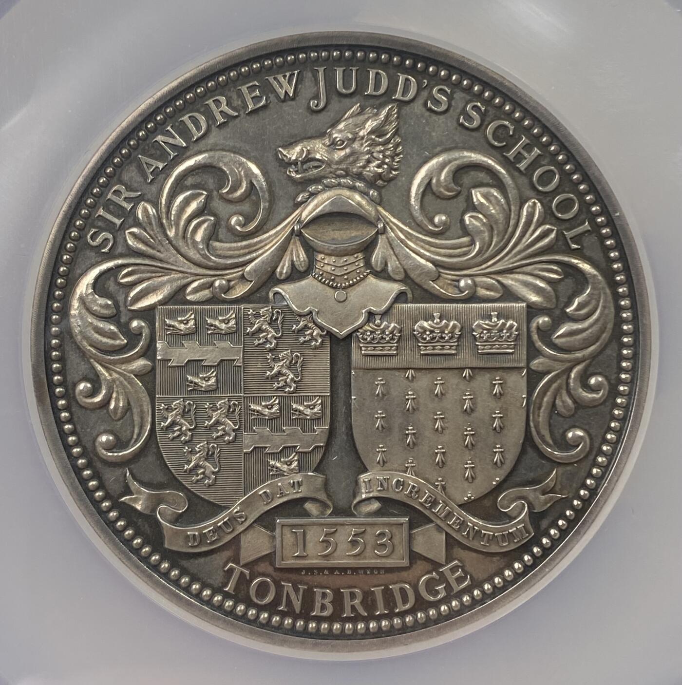 万国钱币拍卖第051期 NGC MS62 1884年英国圣安德鲁贾德学校德国散文奖纪念大银章 正面圣安德鲁贾德学校野猪盾徽精工细作 大规格精铸罕见品种