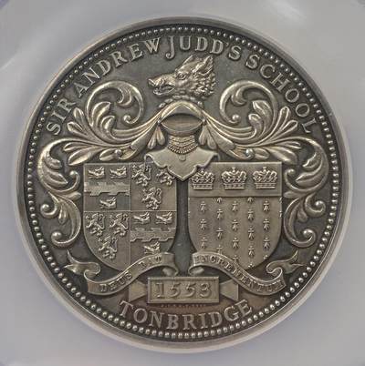 万国钱币拍卖第051期 - NGC MS62 1884年英国圣安德鲁贾德学校德国散文奖纪念大银章 正面圣安德鲁贾德学校野猪盾徽精工细作 大规格精铸罕见品种