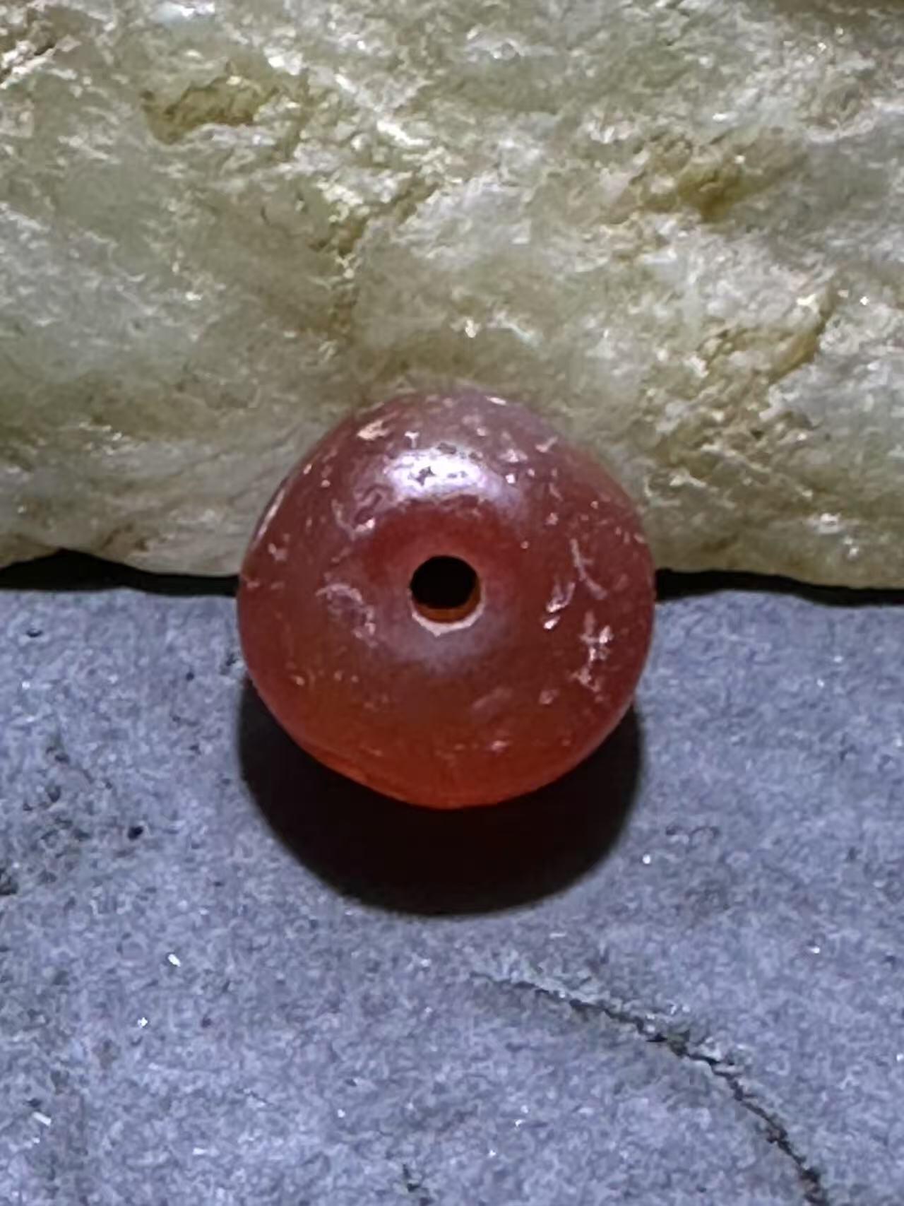 精美高玉化风化纹酒红玛瑙随形桶珠一颗，