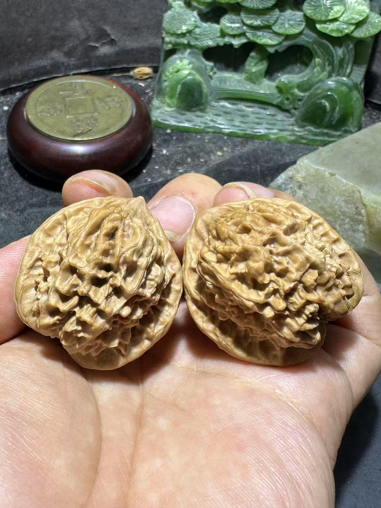 精美小众野生磐石狮子头手捻文玩核桃一对，