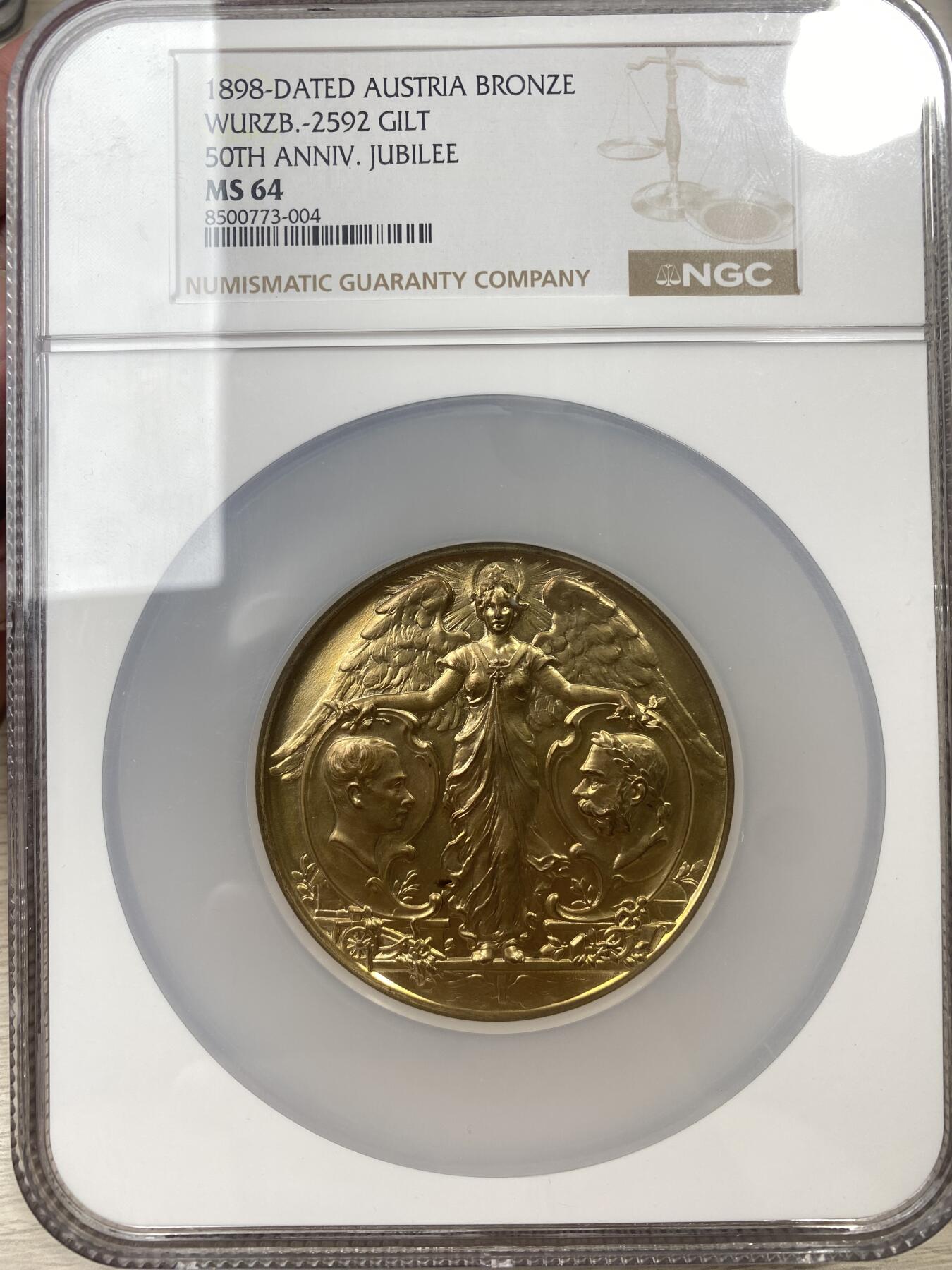 万国钱币拍卖第051期 NGC MS64 1898年奥地利维也纳农业博览会纪念弗朗茨·约瑟夫一世执政50周年镀金大铜章 巨型63MM 弗朗茨一世青年与老年头像相对而视