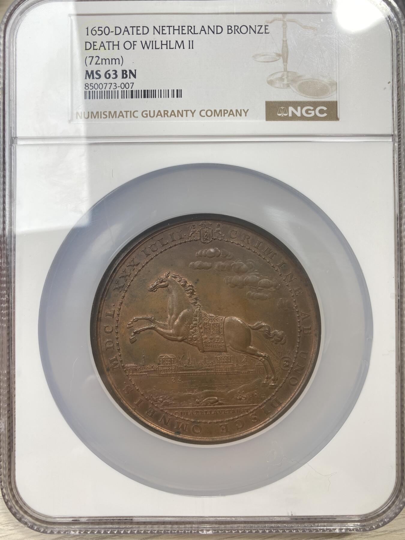 万国钱币拍卖第051期 NGC MS63 1650年荷兰奥兰治亲王威廉二世逝世以及围困阿姆斯特丹结束纪念大铜章 72MM首见铜章孤品 其余面世品均为银质 铜制目前仅此一枚 1650年7月30日 威廉二世动用一万陆军兵临阿姆斯特丹城下 迫使荷兰省议会寡头暂时屈服他 正当其准备入侵西属尼德兰时感染天花逝世 八天后其遗腹子威廉三世诞生