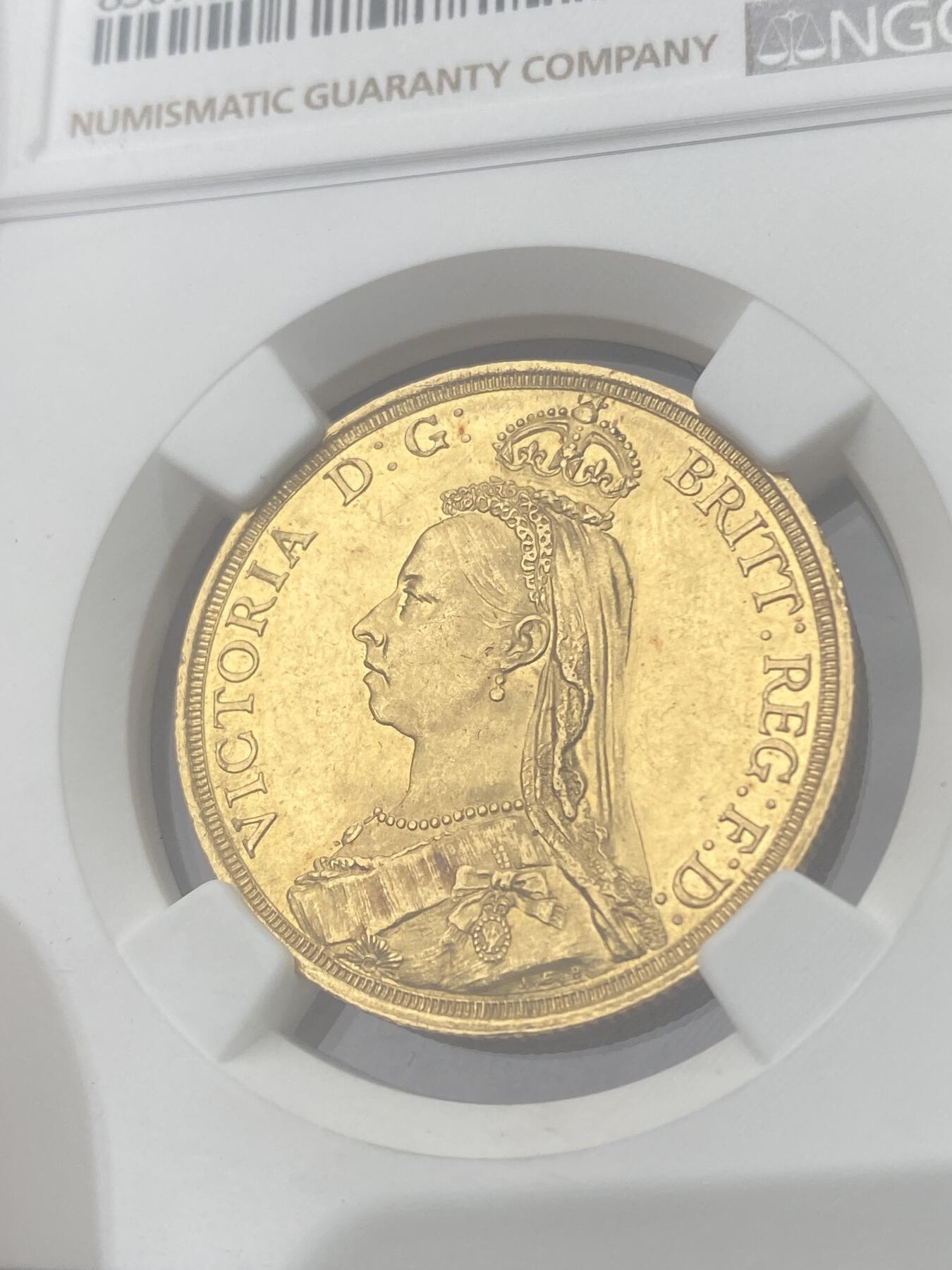 万国钱币拍卖第051期 NGC MS63 1887年英国维多利亚女王高冠2镑金币 超经典品种 系列第二大面值 黄金浮雕转光好状态 15.98g 917金