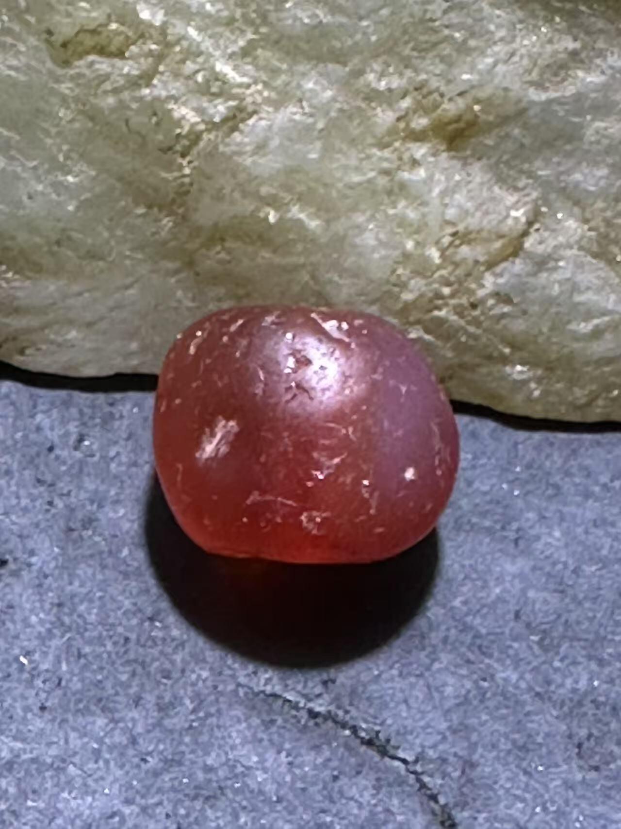精美高玉化风化纹酒红玛瑙随形桶珠一颗，