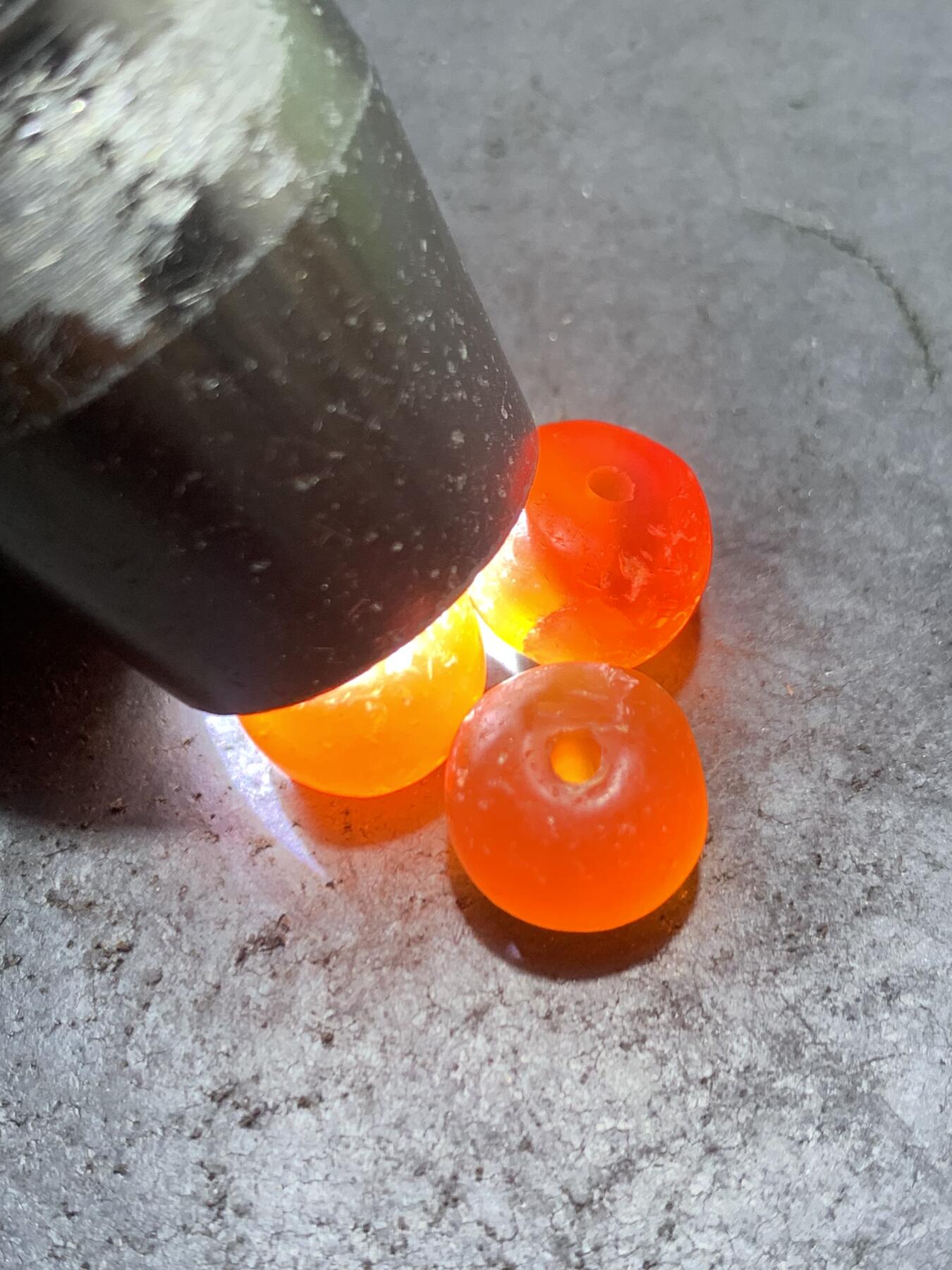 高玉化风化纹酒红玛瑙通货随形桶珠一组，