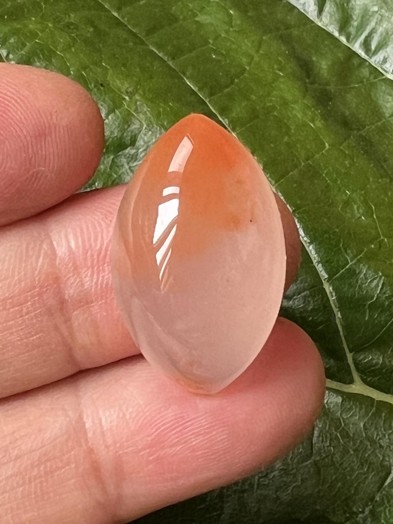 零元拍：南红玛瑙冰飘戒面，底部有一处小隐裂，镶嵌后看不出来。尺寸：约5.4克，32/15/9MM，凉山联合冰飘料，满荧光，红色飘花非常漂亮颜色以实物为准。拍中即送一斤南红鱼缸练手料，只多不少。