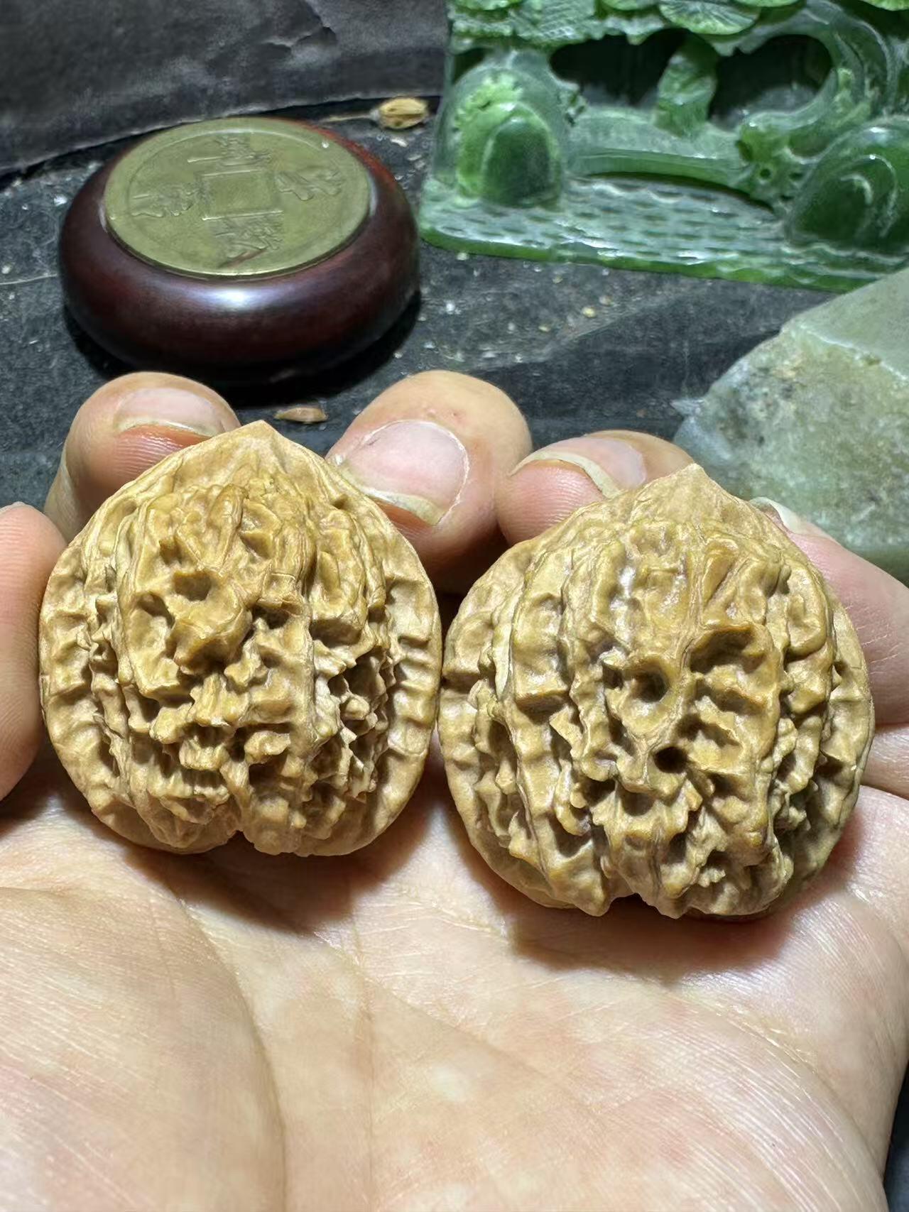 精美小众野生磐石狮子头手捻文玩核桃一对，