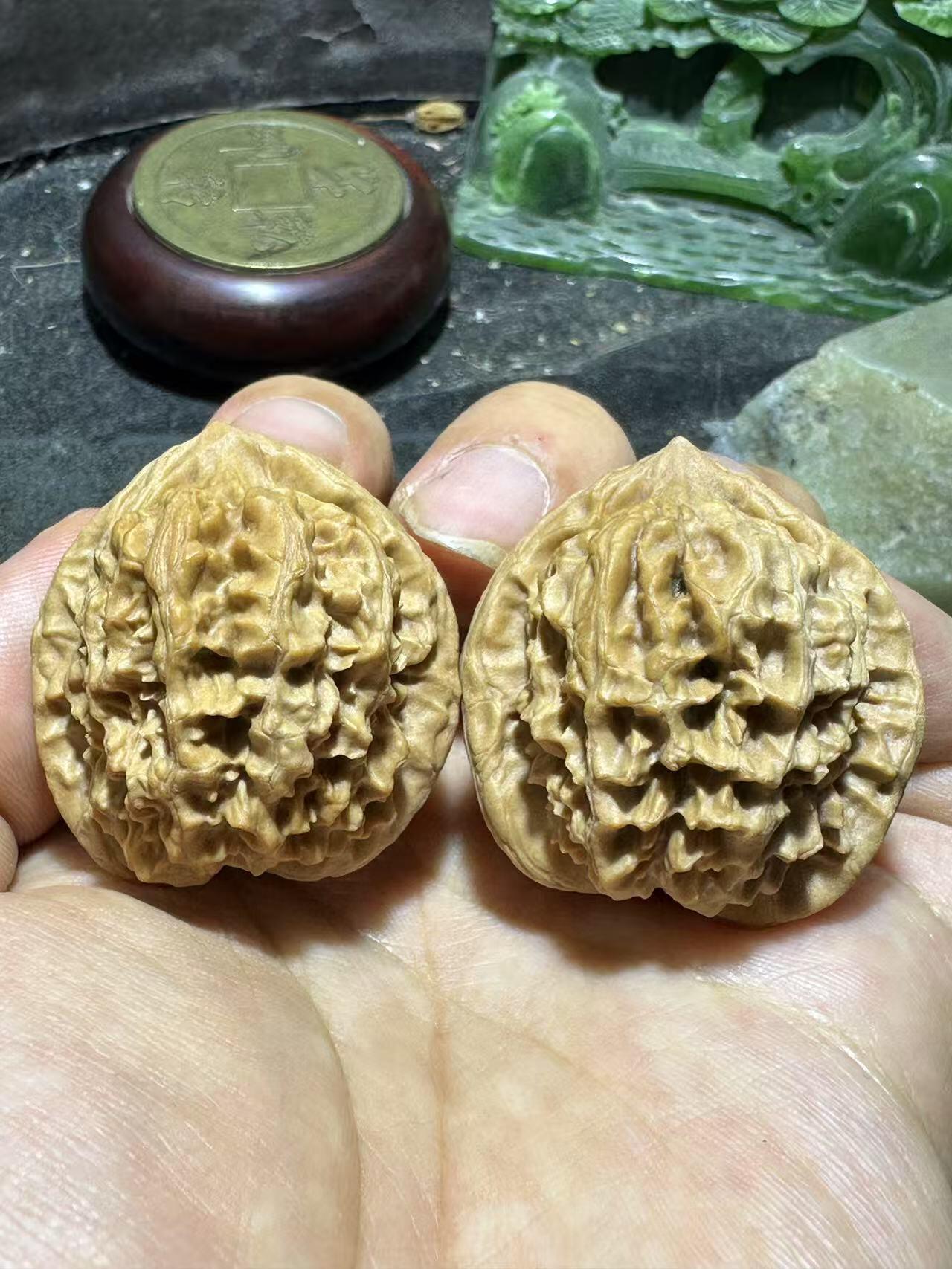 精美小众野生磐石狮子头手捻文玩核桃一对，