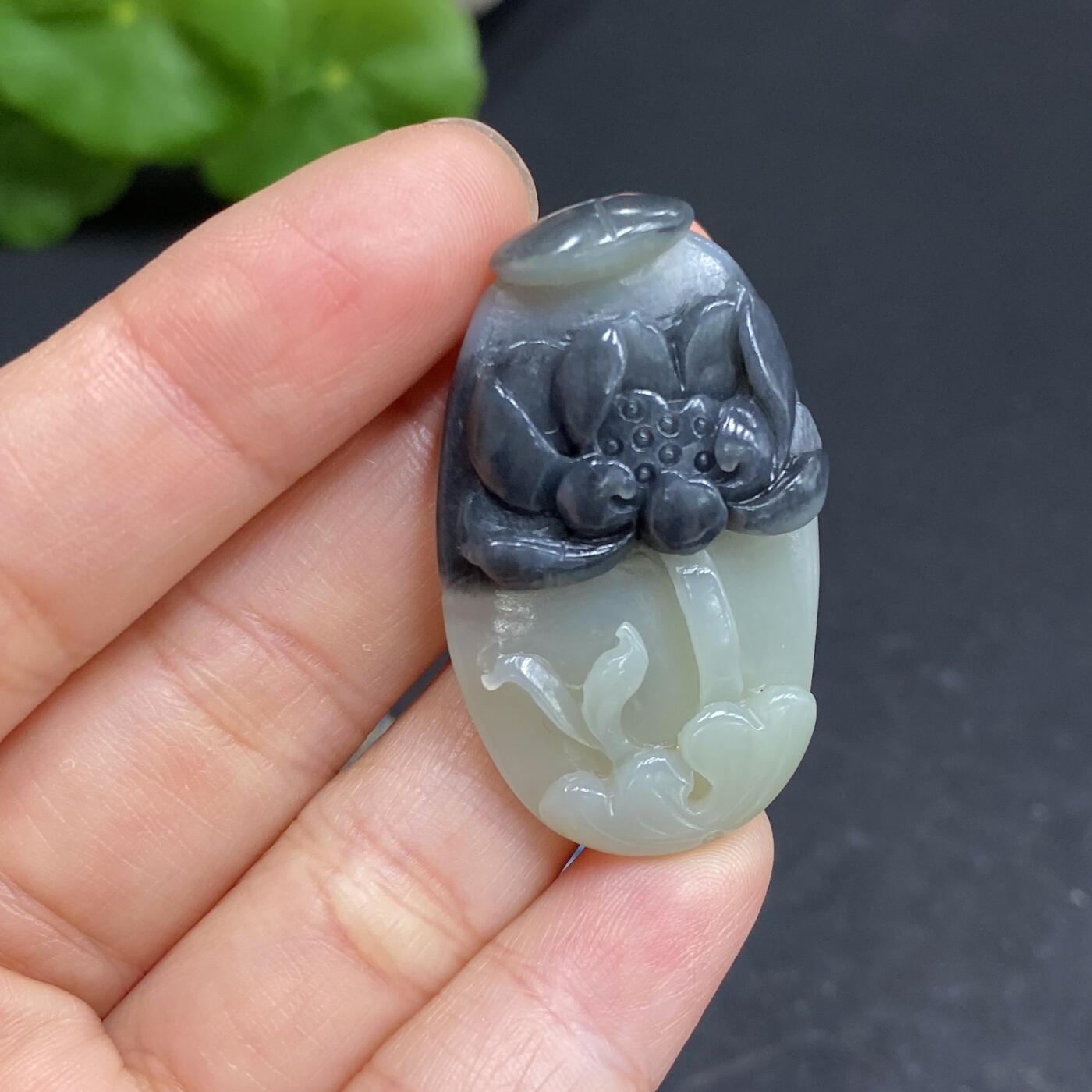 新疆和田玉青花籽料莲花吊坠