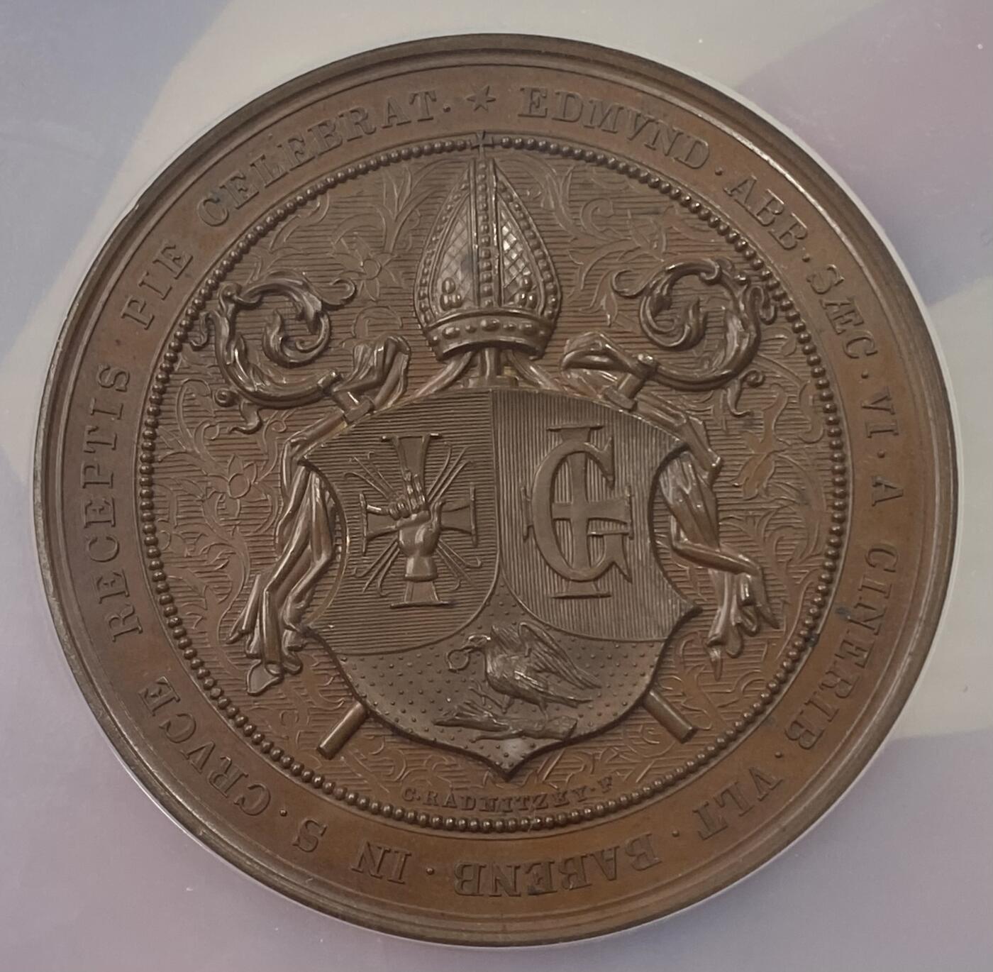 万国钱币拍卖第051期 NGC UNCD 1846年奥地利纪念哈布斯堡王朝在巴本堡弗里德里希二世下葬600周年大铜章 高浮雕繁复的家族纹章与盾徽极其漂亮 圣利奥波德和弗赖辛主教之间是皇帝雕像