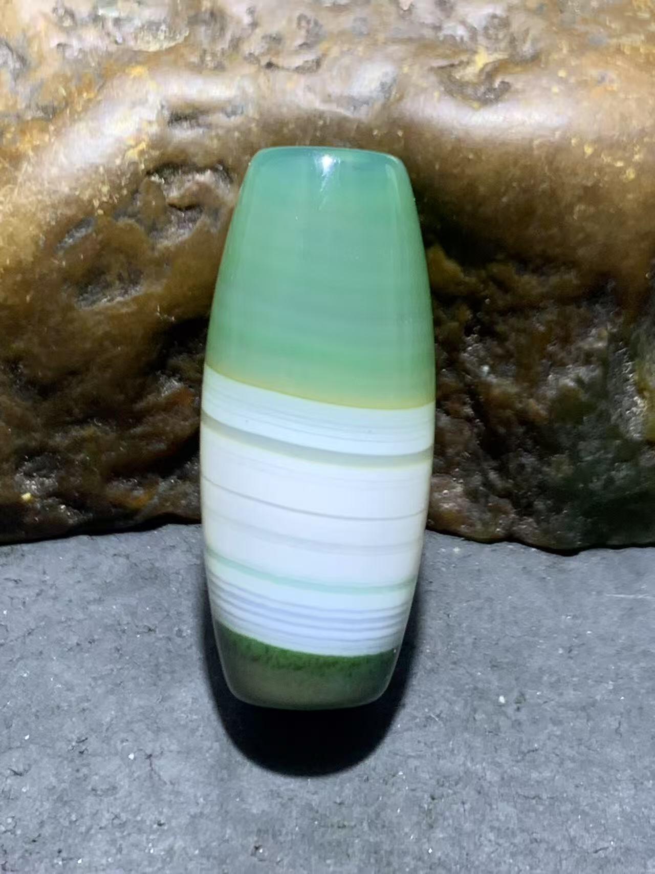 精美冰透高玉化瓷白绿双色缠丝玛瑙桶珠一颗。！
