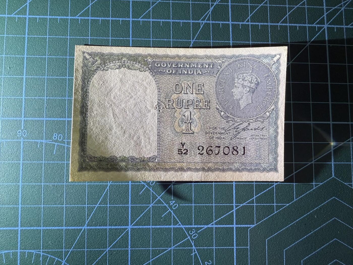 【炜奕收藏】，第四十一期 英属印度1卢比，UNC-品相，水印边有裂口，乔六头像