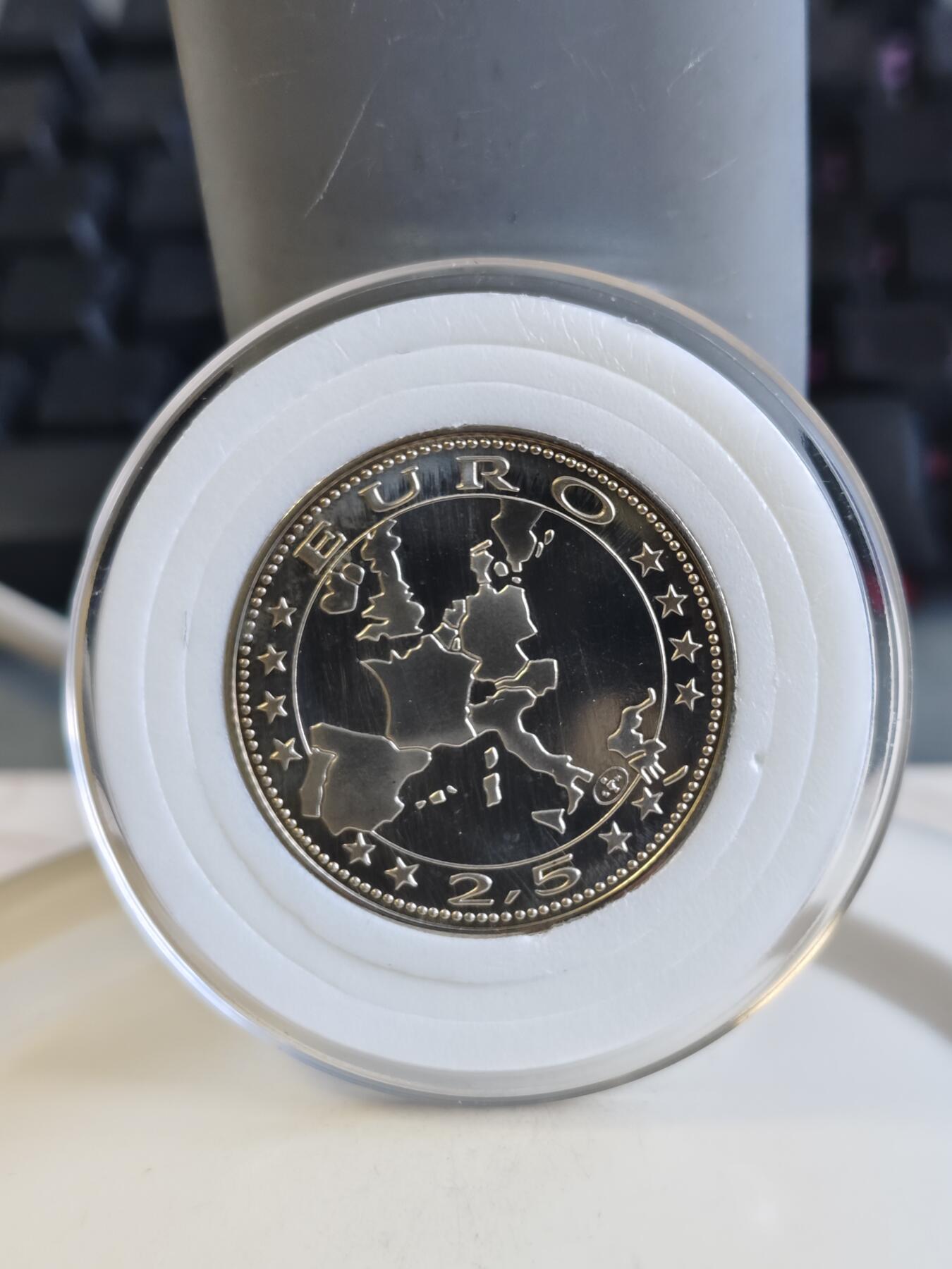 第171期拍卖【长期征集拍品】 国外英雄在河山抗洪纪念章，13.11克，直径31毫米