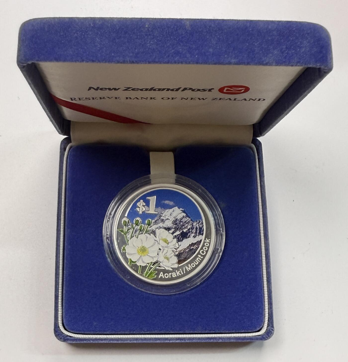 S&S Numismatic世界钱币-拍卖 第113期  新西兰2007年 库克山 1新西兰元彩色精制纪念银币 盒证齐全 31.1克999银