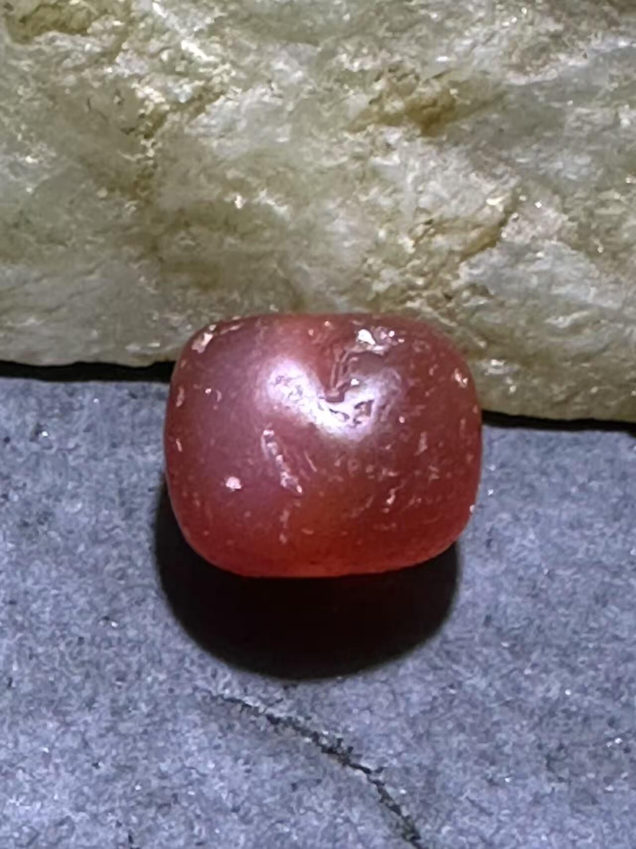 精美高玉化风化纹酒红玛瑙随形桶珠一颗，