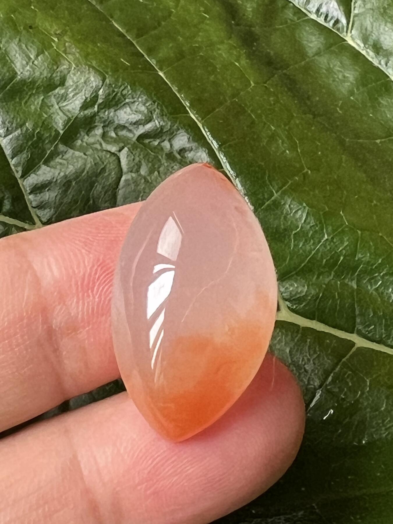 零元拍：南红玛瑙冰飘戒面，底部有一处小隐裂，镶嵌后看不出来。尺寸：约5.4克，32/15/9MM，凉山联合冰飘料，满荧光，红色飘花非常漂亮颜色以实物为准。拍中即送一斤南红鱼缸练手料，只多不少。