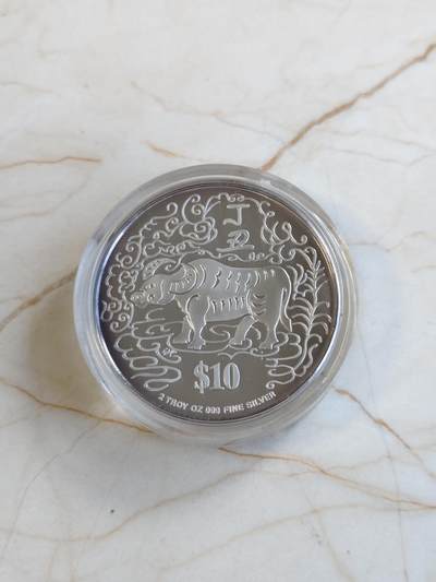 第171期拍卖【长期征集拍品】 - 新加坡1997年十二生肖已丁丑牛年2盎司纪念银币，999银，有氧化，材料价大致545元左右