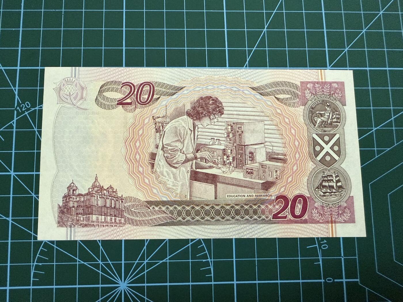 【炜奕收藏】，第四十一期 2004年苏格兰20镑，UNC-品相，水印处有轻微压痕