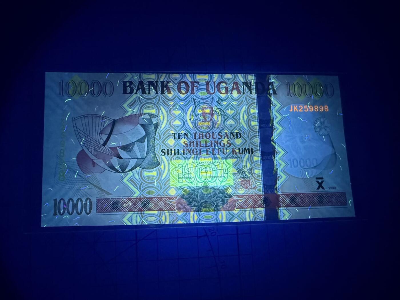 【炜奕收藏】，第四十一期 乌干达10000先令，UNC品相，号码无347尾8