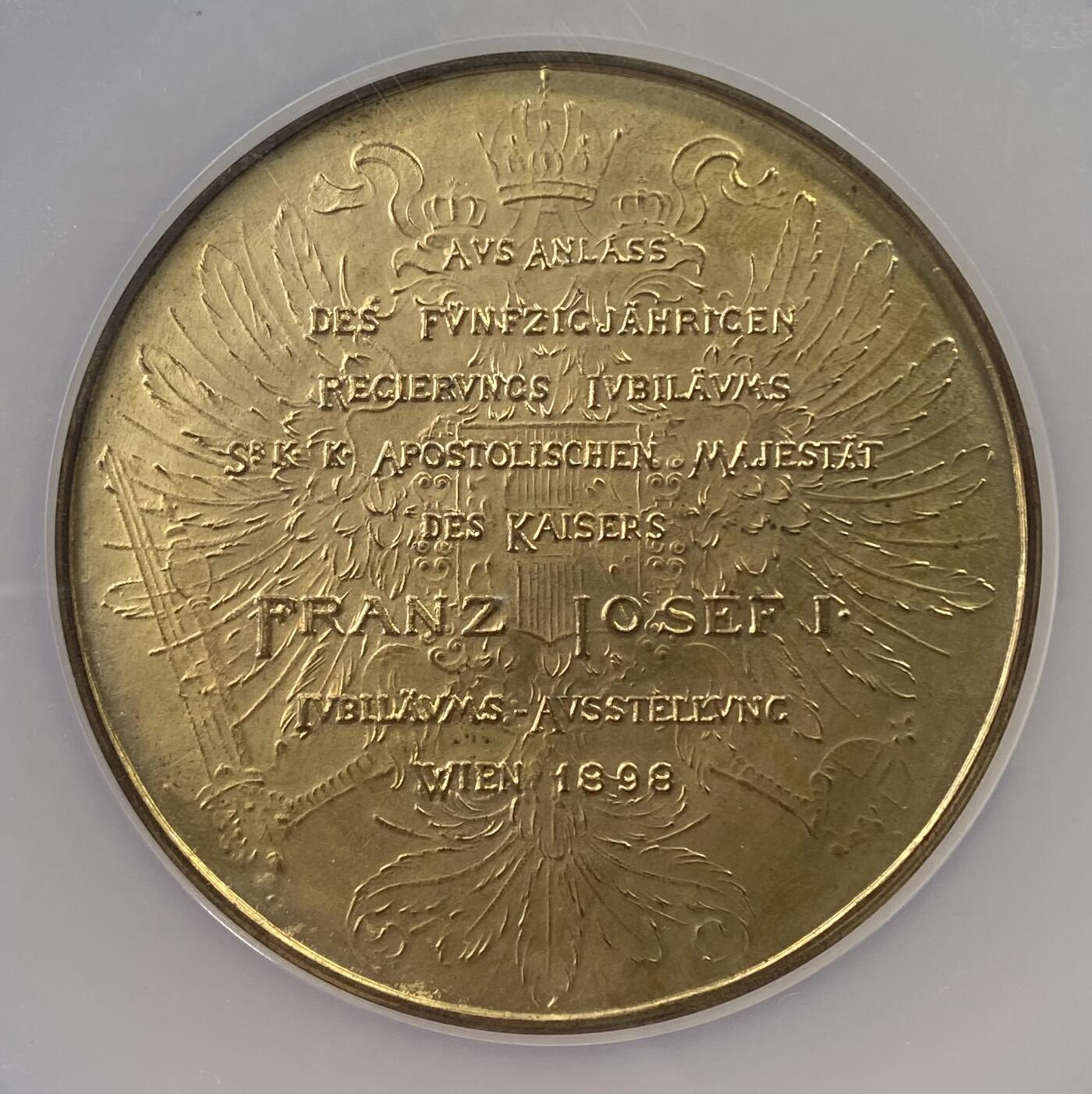 万国钱币拍卖第051期 NGC MS64 1898年奥地利维也纳农业博览会纪念弗朗茨·约瑟夫一世执政50周年镀金大铜章 巨型63MM 弗朗茨一世青年与老年头像相对而视