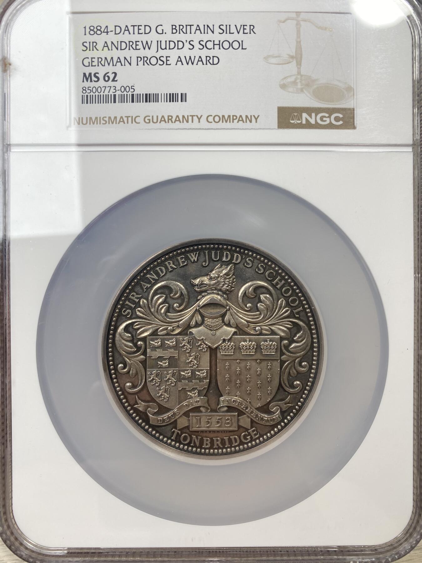 万国钱币拍卖第051期 NGC MS62 1884年英国圣安德鲁贾德学校德国散文奖纪念大银章 正面圣安德鲁贾德学校野猪盾徽精工细作 大规格精铸罕见品种