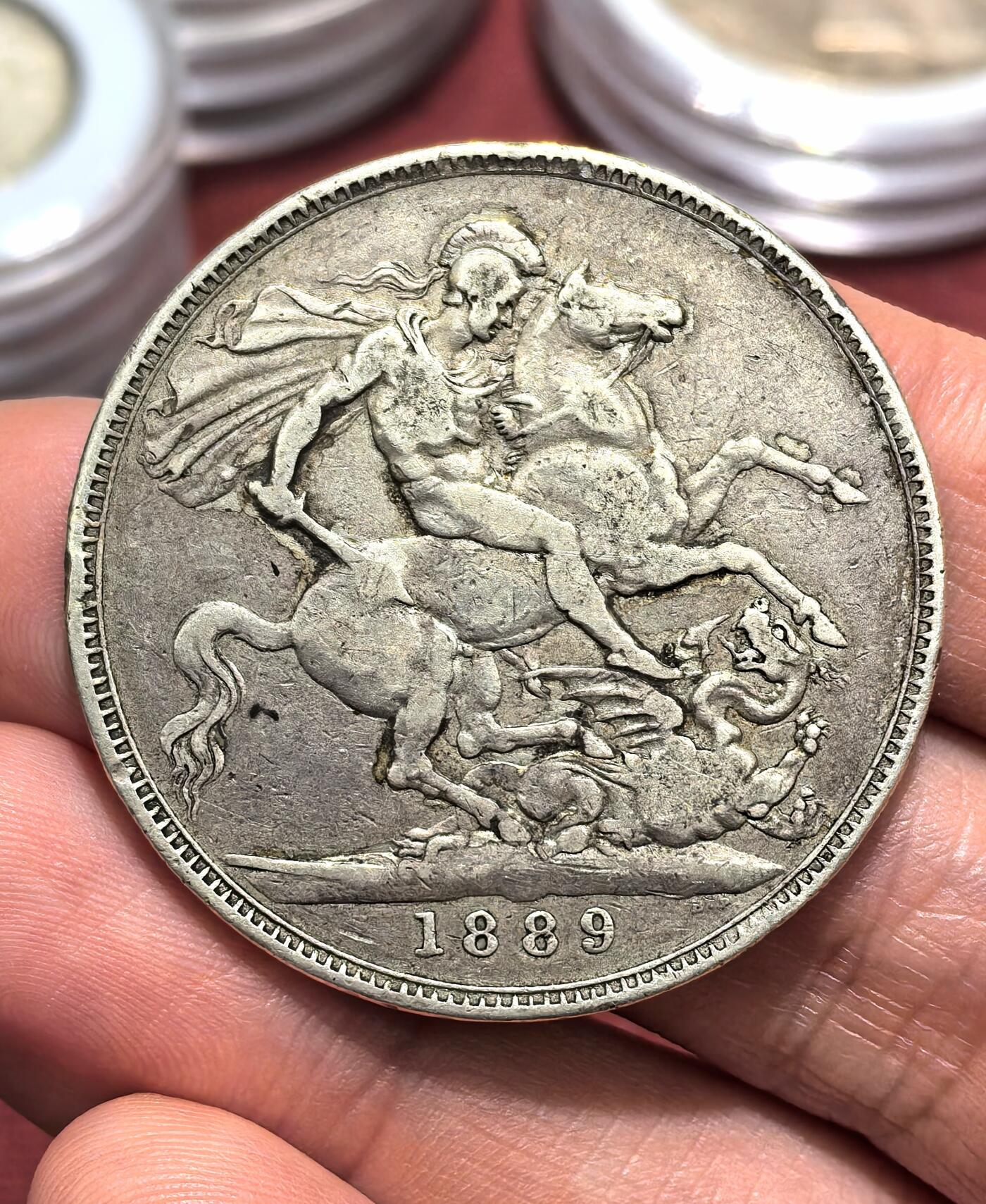 南宋泉阁俄币 外币 国币 专场第十六期【送拍无额外佣金】 英国 1889年 维多利亚女王 高冠马剑1克朗大银币 细节还行 老包浆 通货好品