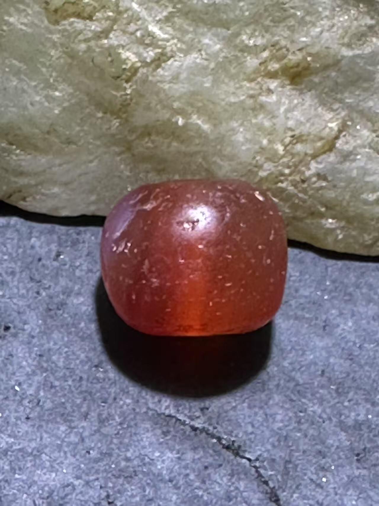 精美高玉化风化纹酒红玛瑙随形桶珠一颗，