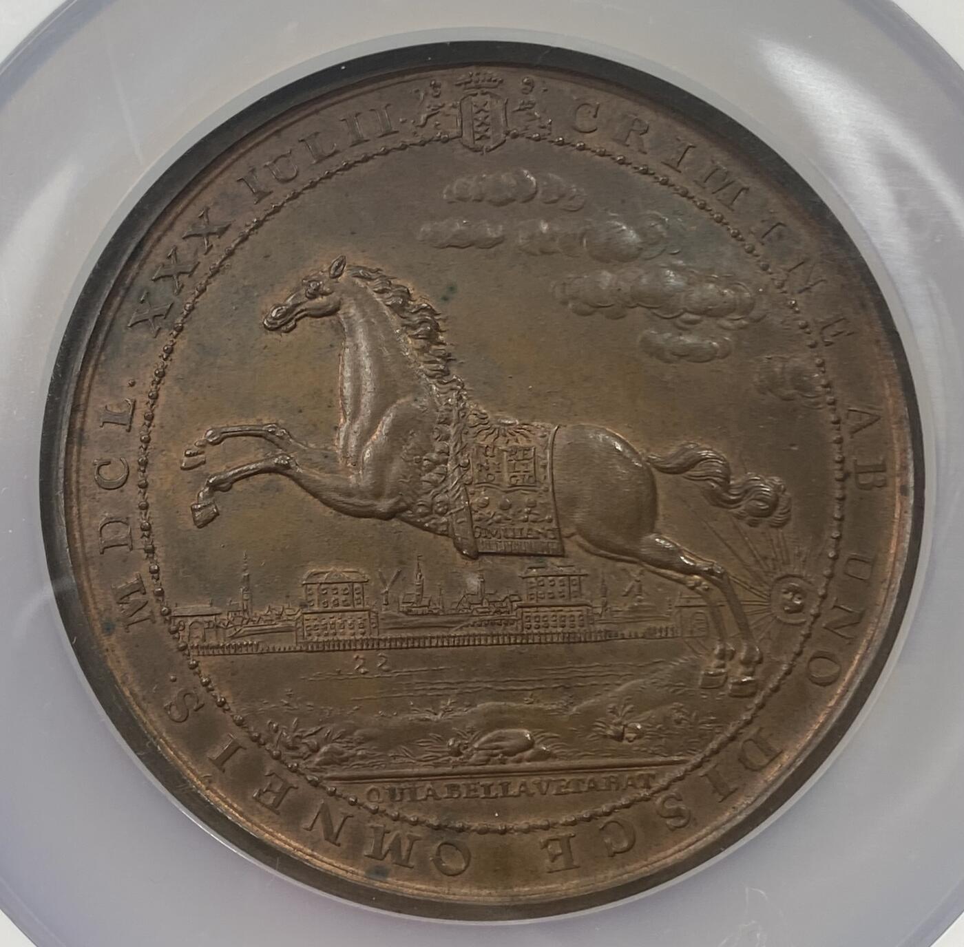 万国钱币拍卖第051期 NGC MS63 1650年荷兰奥兰治亲王威廉二世逝世以及围困阿姆斯特丹结束纪念大铜章 72MM首见铜章孤品 其余面世品均为银质 铜制目前仅此一枚 1650年7月30日 威廉二世动用一万陆军兵临阿姆斯特丹城下 迫使荷兰省议会寡头暂时屈服他 正当其准备入侵西属尼德兰时感染天花逝世 八天后其遗腹子威廉三世诞生