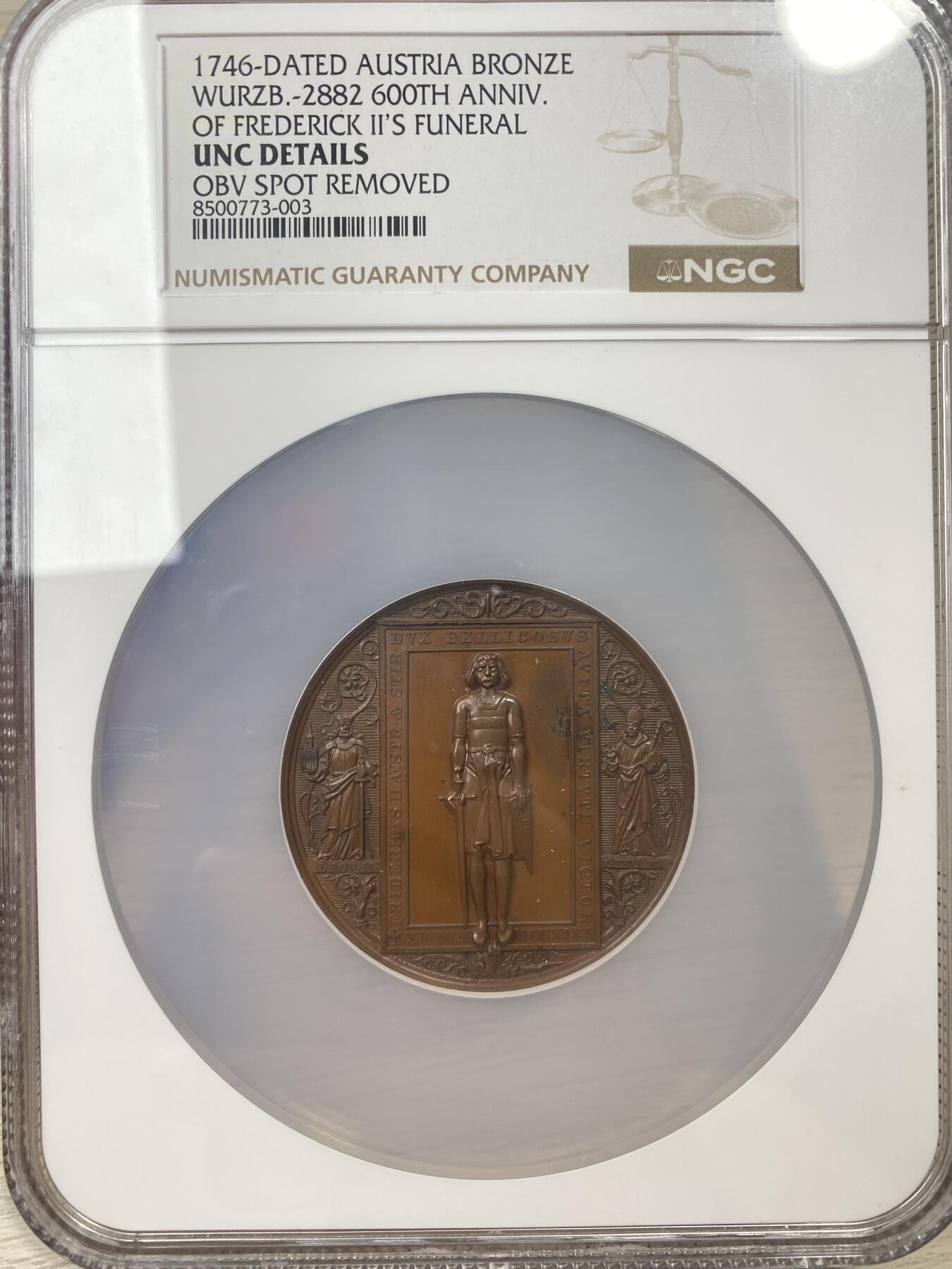 万国钱币拍卖第051期 NGC UNCD 1846年奥地利纪念哈布斯堡王朝在巴本堡弗里德里希二世下葬600周年大铜章 高浮雕繁复的家族纹章与盾徽极其漂亮 圣利奥波德和弗赖辛主教之间是皇帝雕像