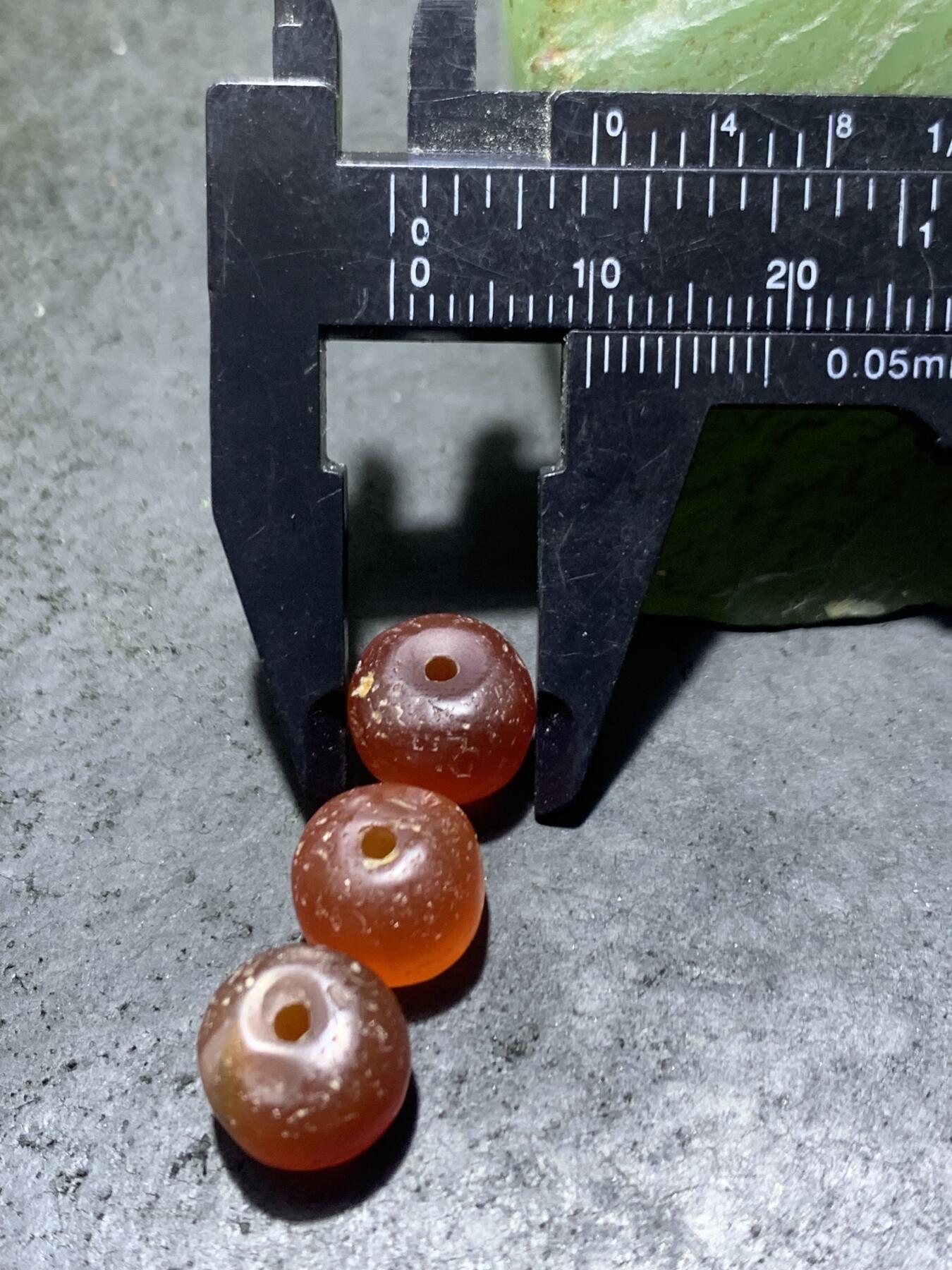 高玉化风化纹酒红玛瑙通货随形桶珠一组，