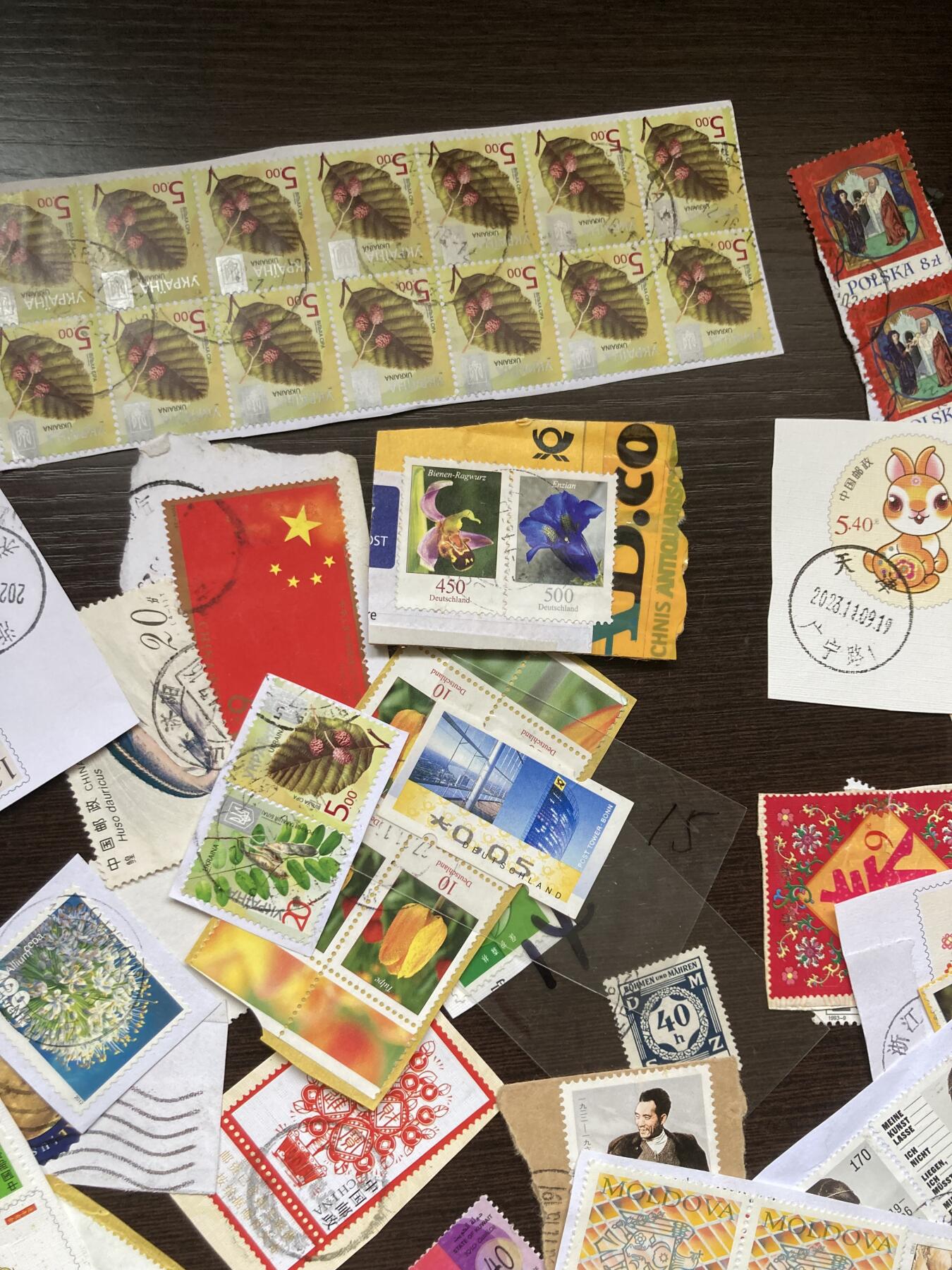 包邮信销邮票剪片一堆外国中国邮票都有