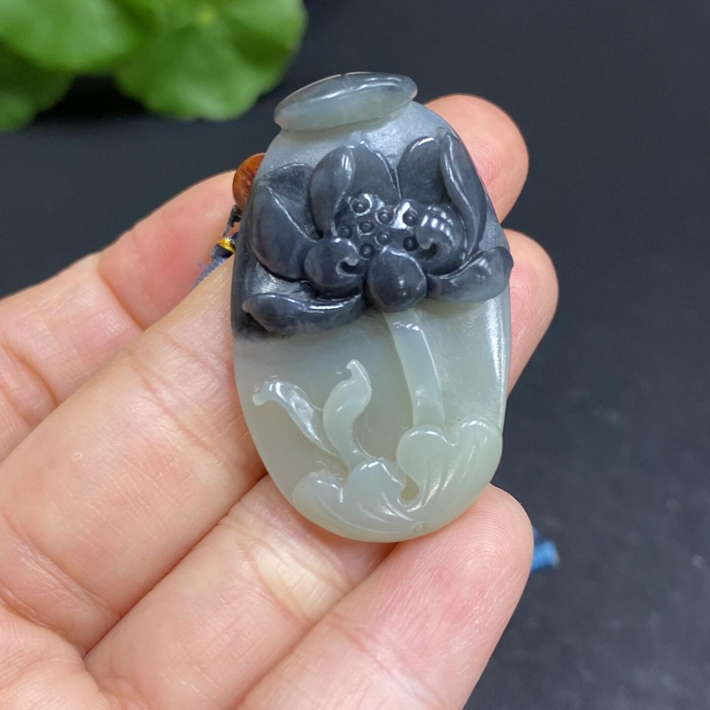 新疆和田玉青花籽料莲花吊坠