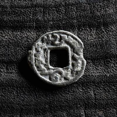 【良泉】第37期【直播场】9月4日晚19.30点开拍！ 160组，西方古代钱币、丝路金银铜件专场 - 【极美品 铭文清晰】公元730-766年【粟特】托古斯十箭部落，奥吉特迈王，双面粟特文方孔铜币，1.01克