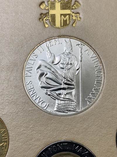 《竞宝斋》第409场 周日，周一，2场连拍 （全场包邮） 梵蒂冈1985年原封套币 其中最大一枚1000里拉是银币 非常少见的品种