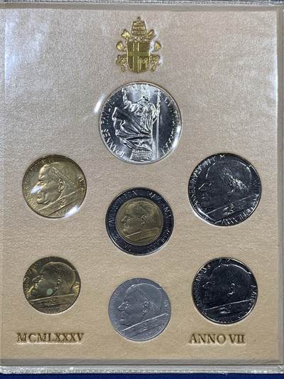 《竞宝斋》第409场 周日，周一，2场连拍 （全场包邮） 梵蒂冈1985年原封套币 其中最大一枚1000里拉是银币 非常少见的品种