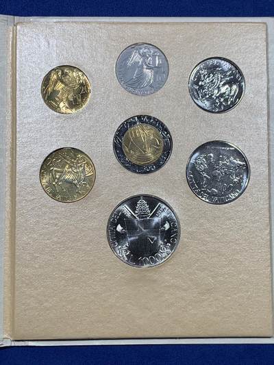 《竞宝斋》第409场 周日，周一，2场连拍 （全场包邮） 梵蒂冈1985年原封套币 其中最大一枚1000里拉是银币 非常少见的品种