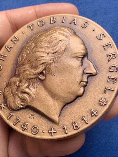 《竞宝斋》第409场 周日，周一，2场连拍 （全场包邮） 瑞典1980年大铜章 290克 70mm 边铭1963 约翰·托比亚斯·塞尔格尔画家雕塑家诞辰240周年（瑞典新古典主义艺术之父） 原盒带支架