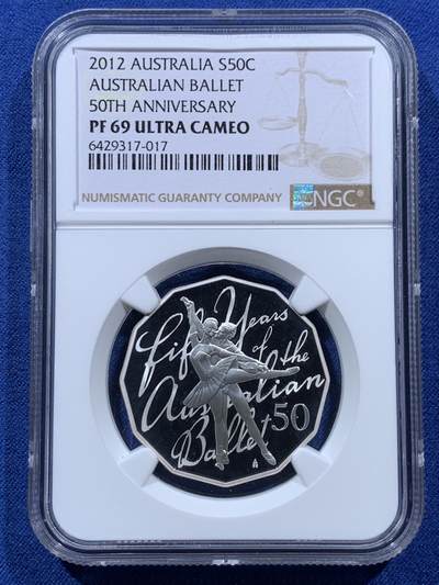 《竞宝斋》第409场 周日，周一，2场连拍 （全场包邮） NGC PF69UC 澳大利亚2012年发行芭蕾舞团成立50周年50分精制纪念银币（天鹅绒缎面配钢琴烤漆木盒，高雅精致的天鹅舞纪念银币，限量发行五千枚，克重18.24，925银，币径31.5MM）