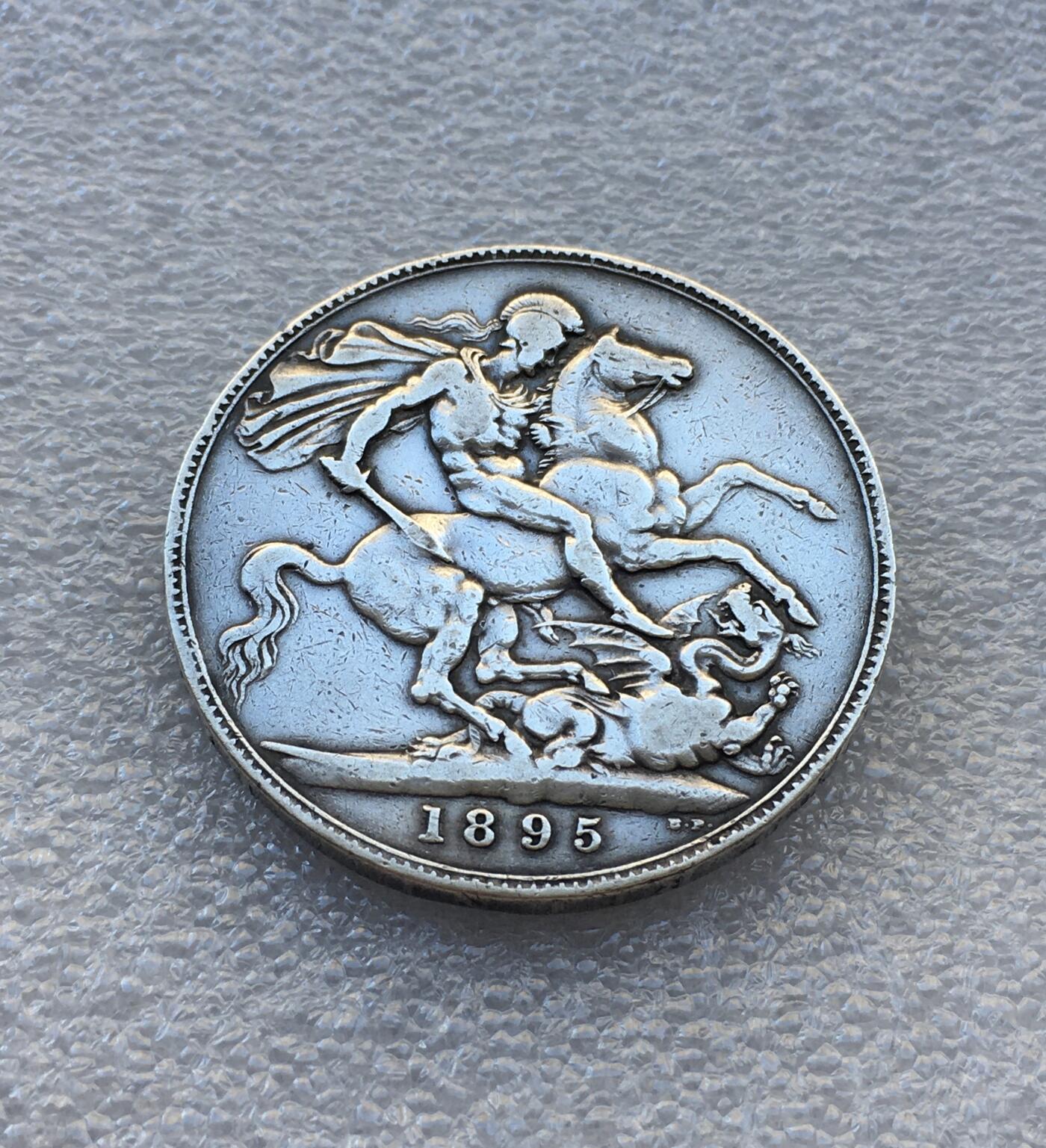 世界钱币专场拍卖 英国1895年维多利亚女王披纱马剑一克朗银币 28克92.5%银