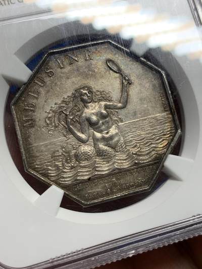 《竞宝斋》第409场 周日，周一，2场连拍 （全场包邮） NGC AU58 法国1832-1841年海洋保险公司海妖八角银质代用币银章 油灯边铭 新版法国八角代用币目录封面同款